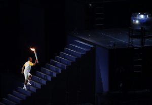 . Rio De Janeiro (Brazil), 06/08/2016.- Vanderlei Cordeiro de Lima is about to light the Olympic flame during the Opening Ceremony of the Rio 2016 Olympic Games at the Maracana Stadium in Rio de Janeiro, Brazil, 05 August 2016. (Brasil) EFE/EPA/ORESTIS PANAGIOTOU